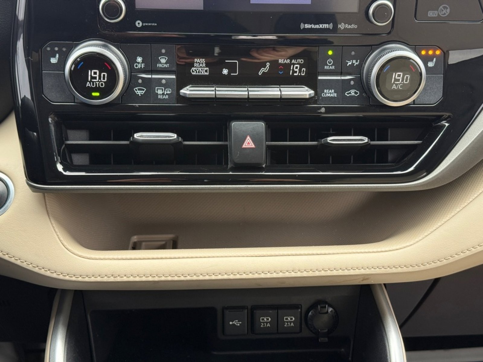 Used 2020 Toyota Highlander XLE image 30