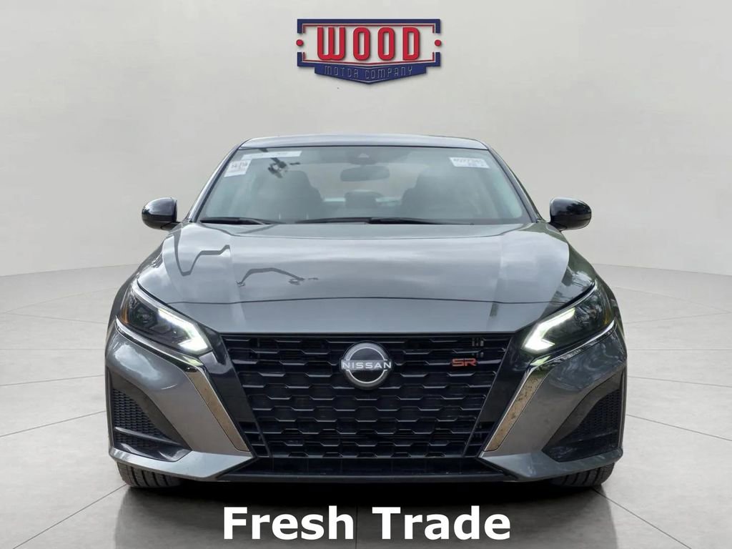 Used 2025 Nissan Altima 2.5 SR w/ SR Premium Package image 2