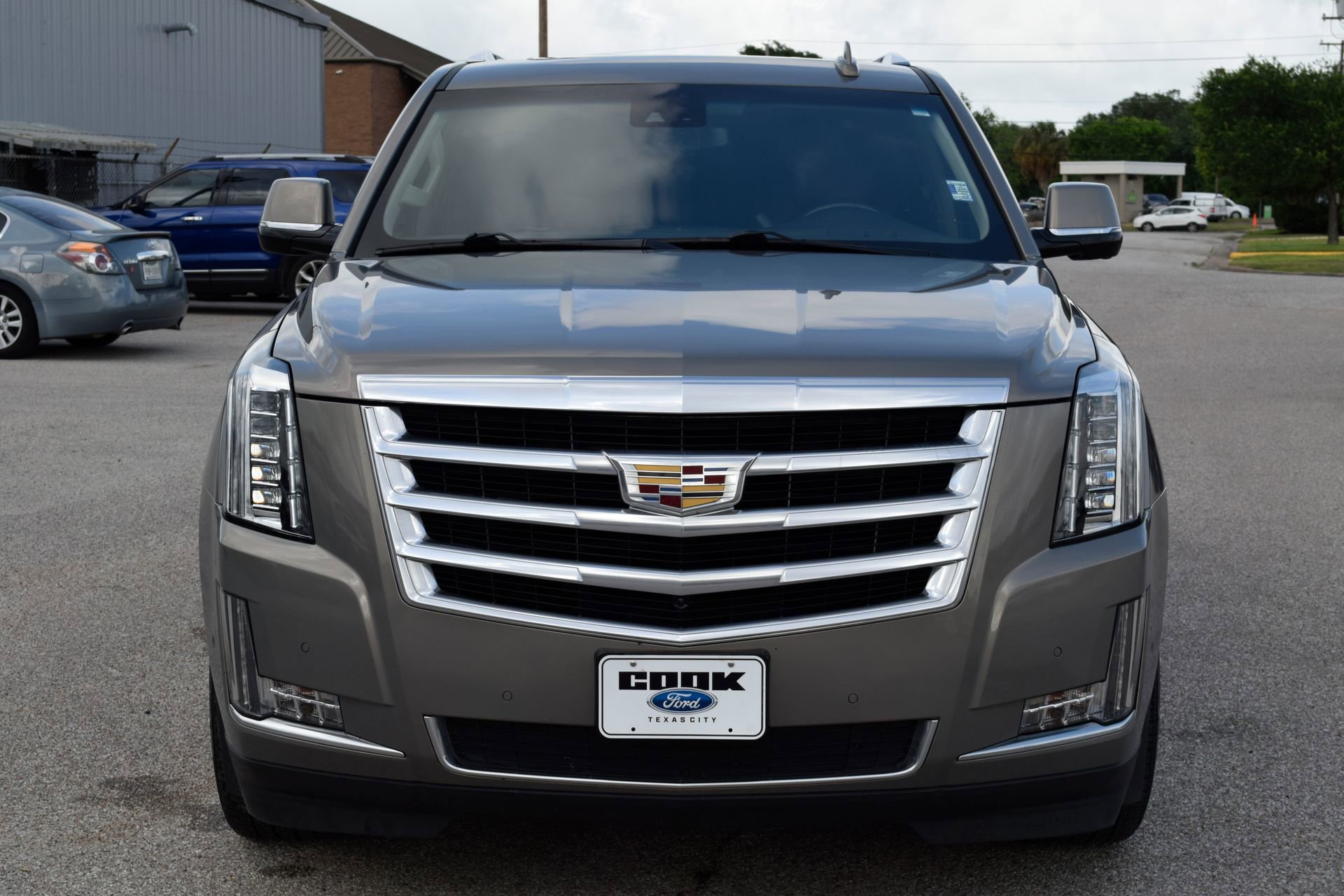 Used 2019 Cadillac Escalade ESV Luxury RWD image 2