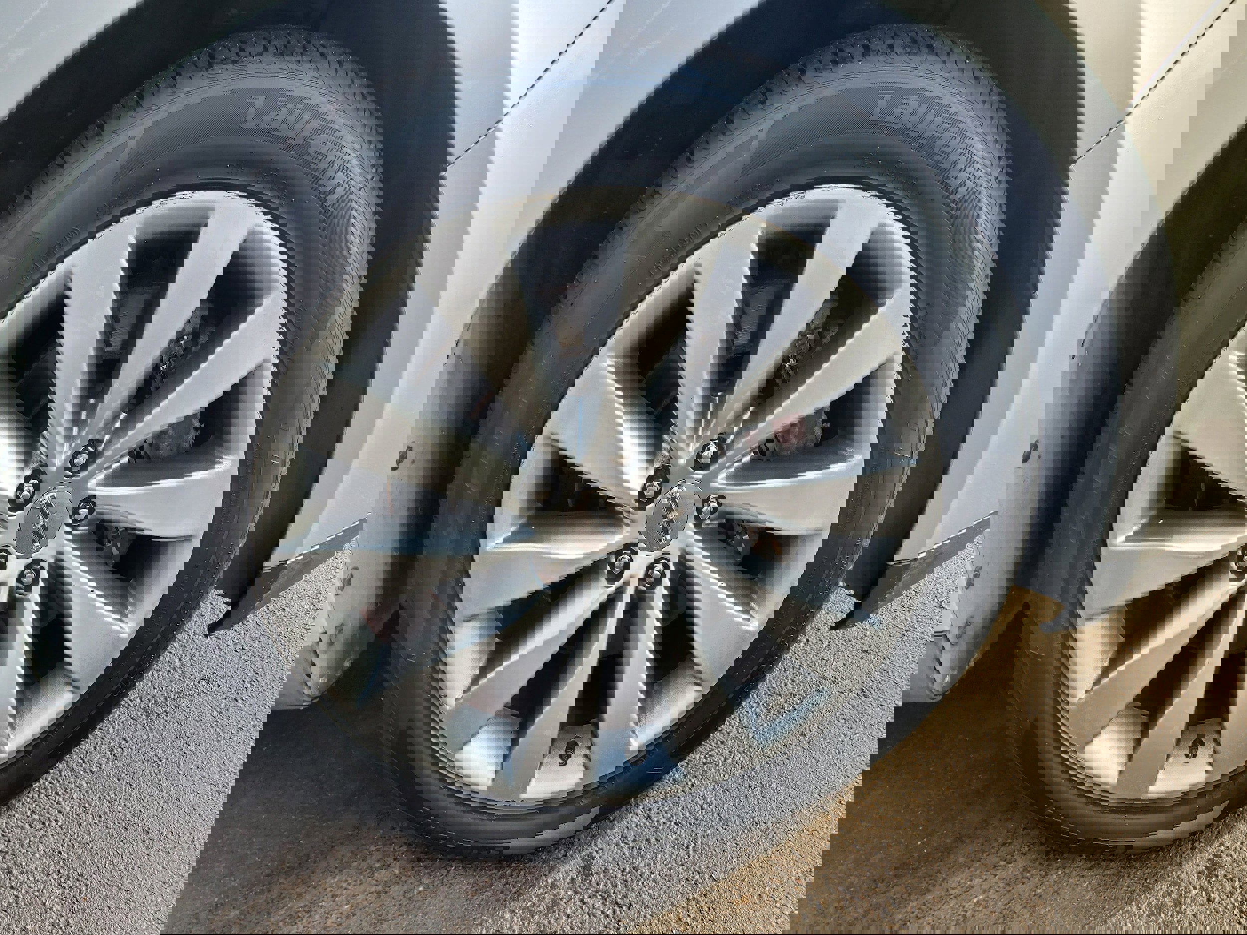 Used 2016 Lincoln MKS image 6