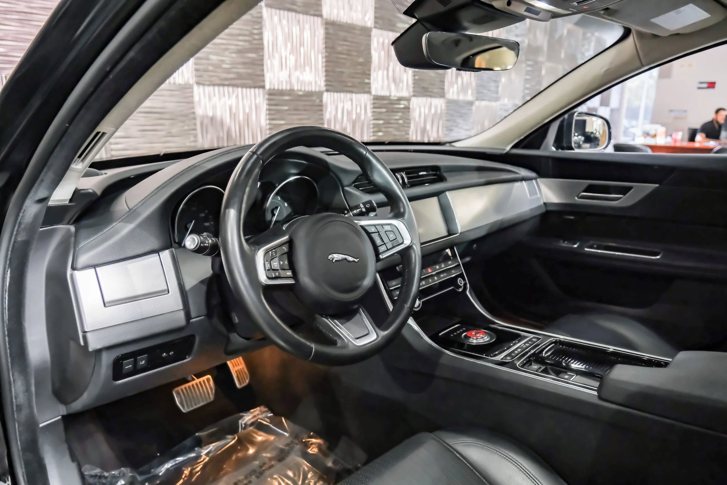 Used 2020 Jaguar XF Prestige RWD image 3