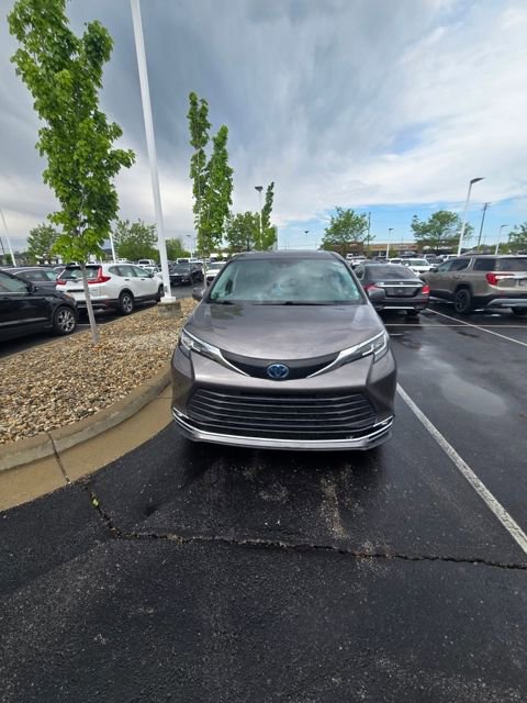 Used 2022 Toyota Sienna XLE w/ XLE Plus Package FWD image 4