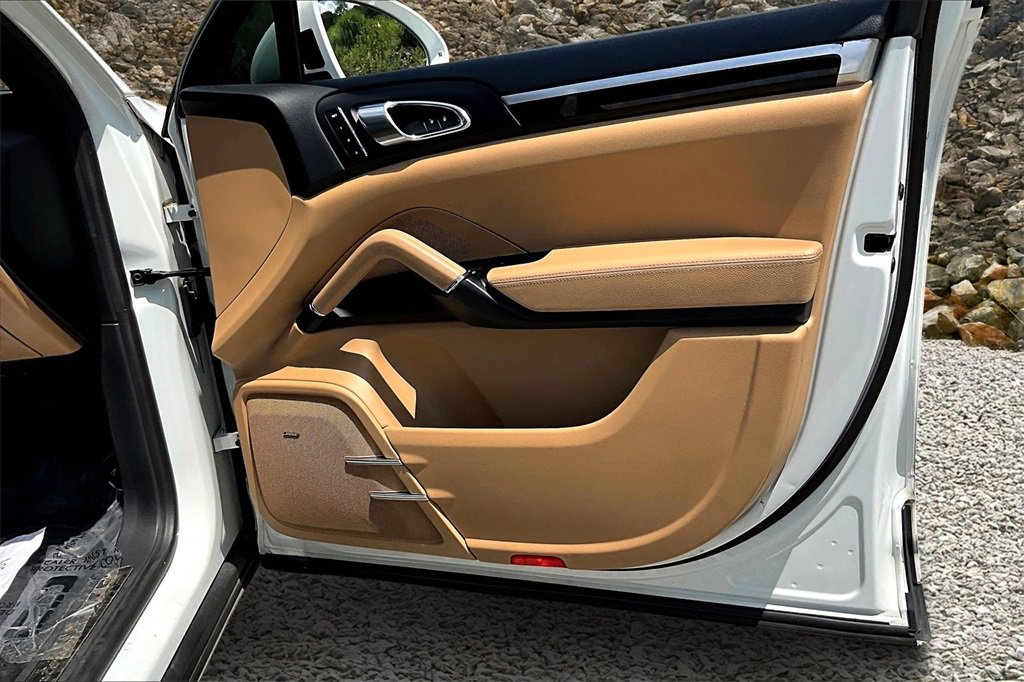 Used 2018 Porsche Cayenne Platinum Edition w/ Premium Package Plus image 22