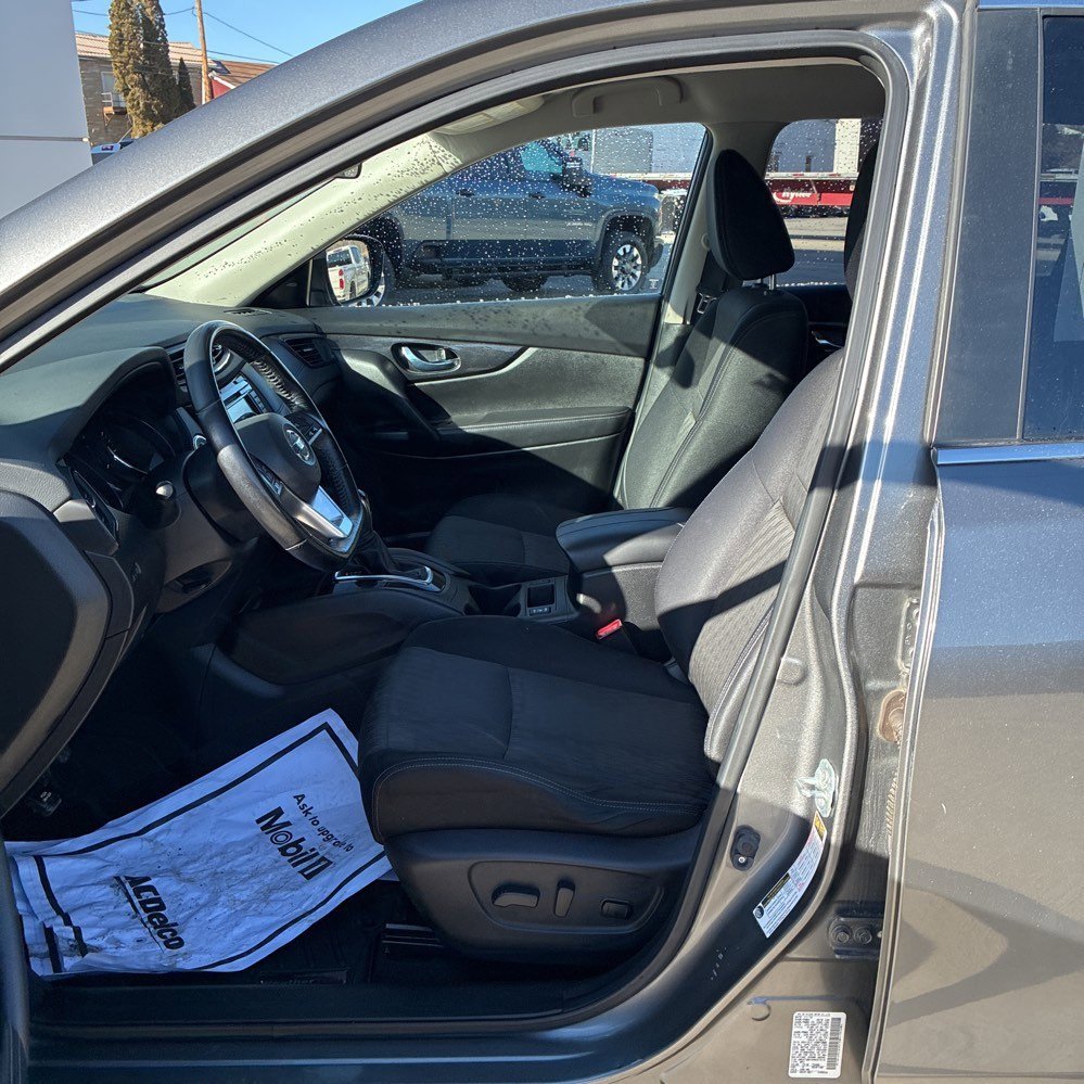 Used 2017 Nissan Rogue SV w/ SV Premium Package image 15