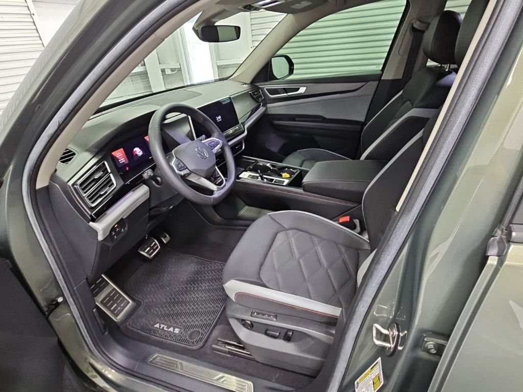 Used 2024 Volkswagen Atlas Peak Edition SEL AWD/4WD image 11