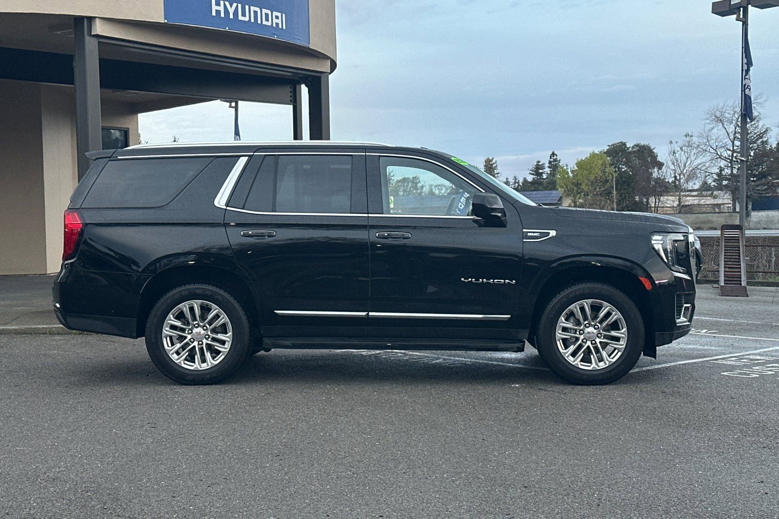 Used 2023 GMC Yukon SLT image 3