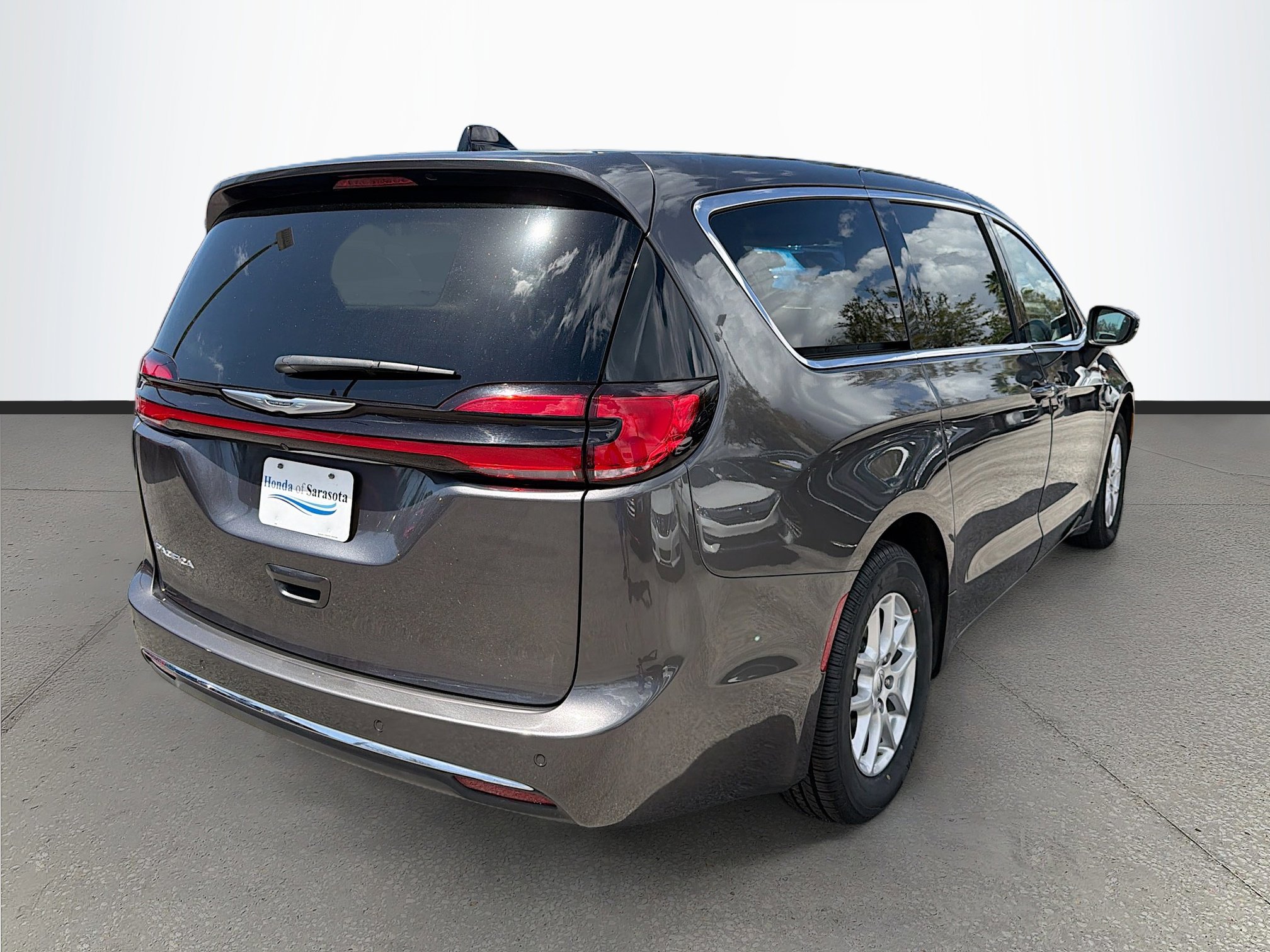 Used 2023 Chrysler Pacifica Touring-L image 5