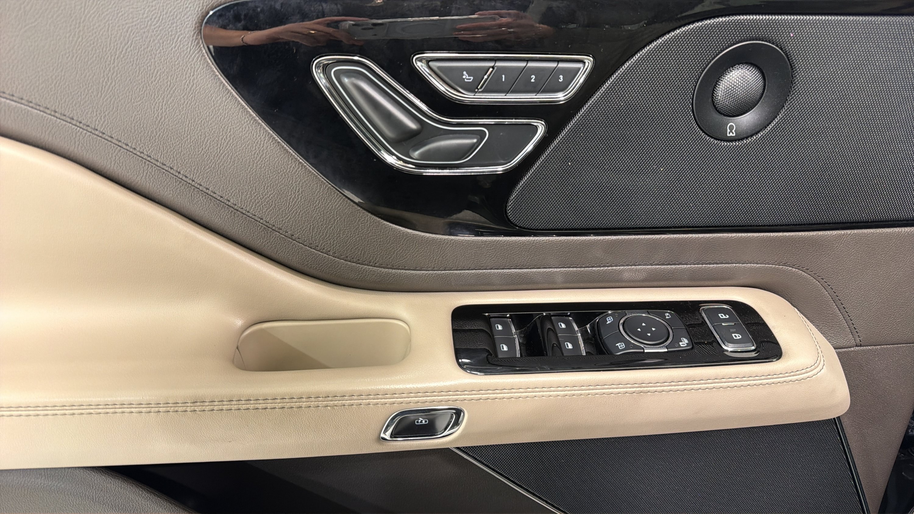 Used 2021 Lincoln Aviator Reserve w/ Elements Package Plus RWD image 11