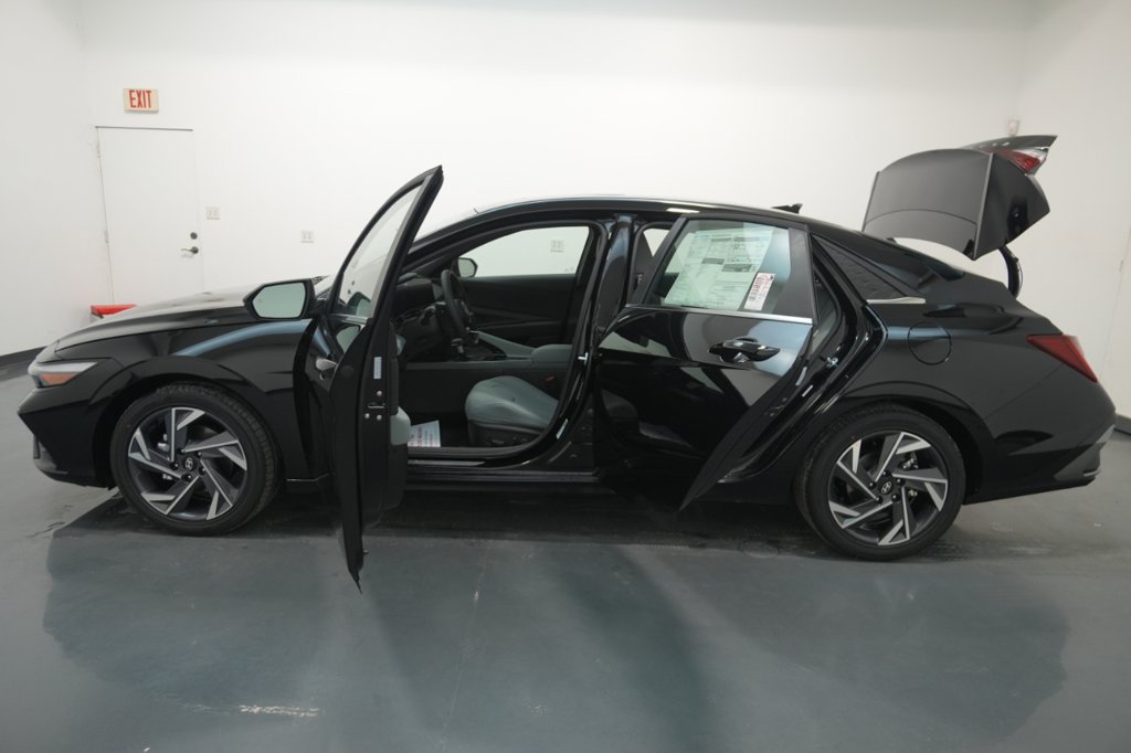 Certified 2025 Hyundai Elantra Limited FWD image 40
