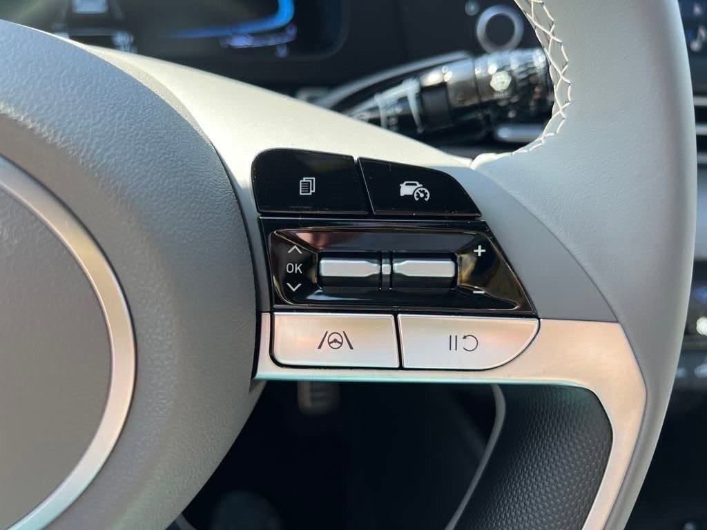 Used 2025 Hyundai Elantra Sport image 17