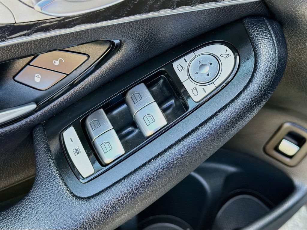 Used 2018 Mercedes-Benz GLC 300 4MATIC w/ Premium Package image 17