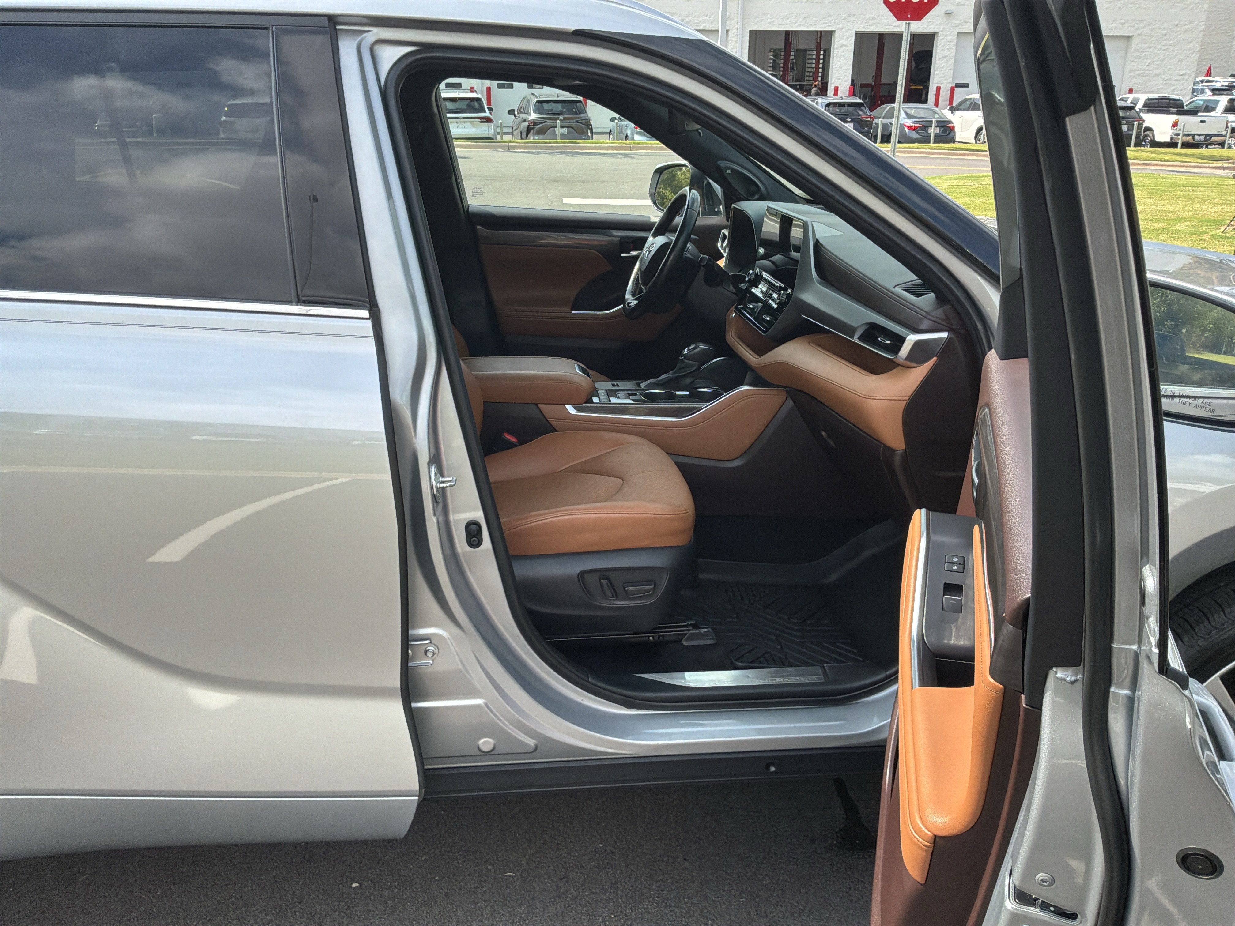 Used 2022 Toyota Highlander Platinum FWD image 34