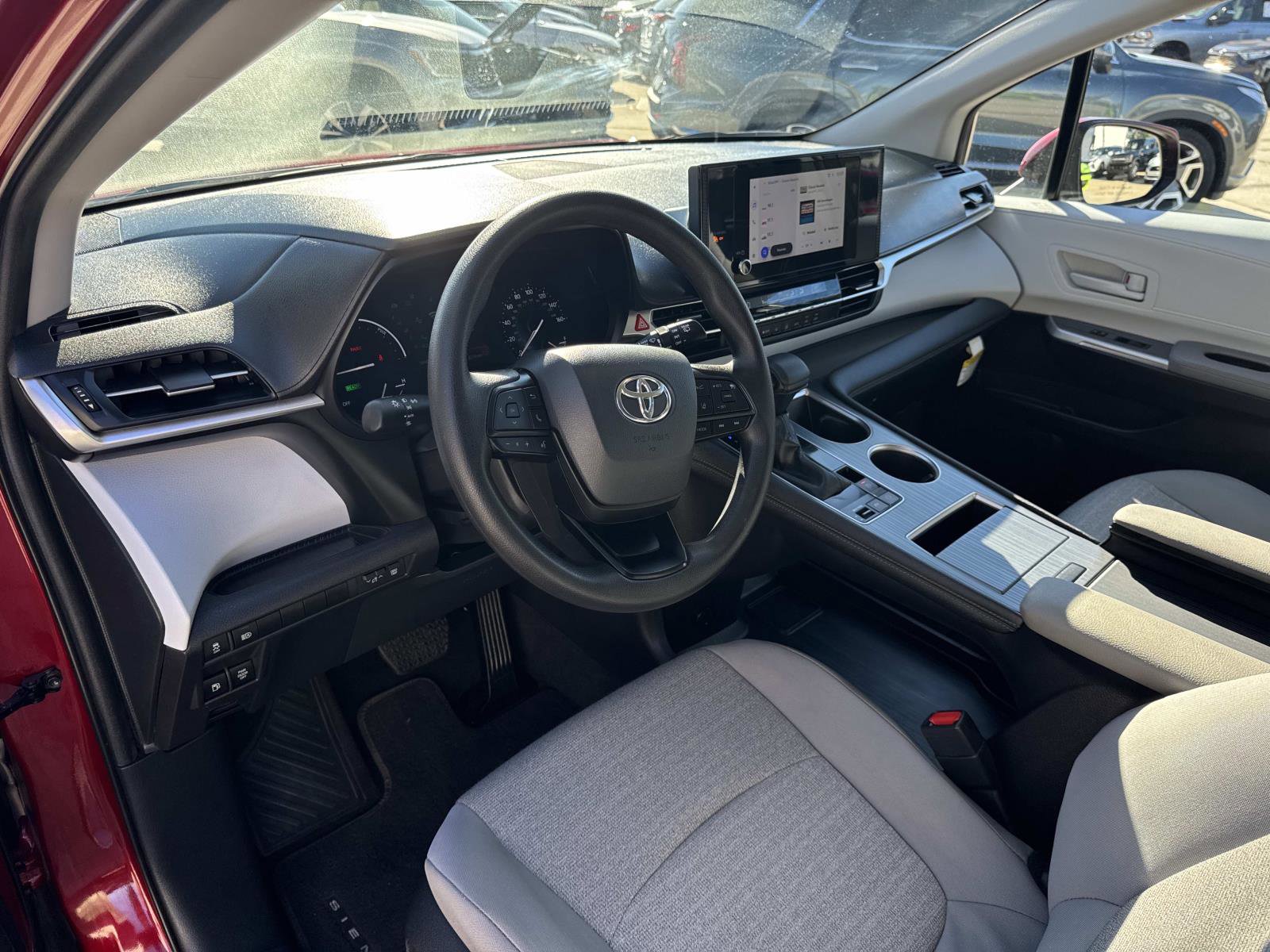 Used 2025 Toyota Sienna LE image 17