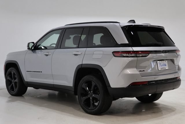 Used 2023 Jeep Grand Cherokee Altitude AWD/4WD image 5