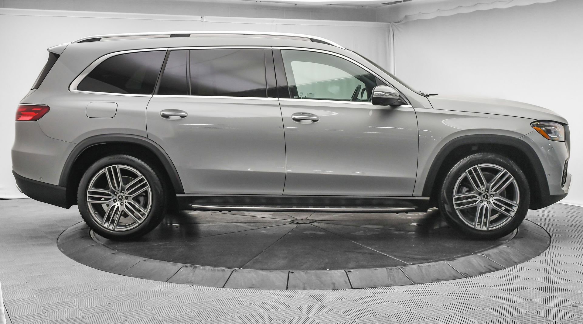 Used 2025 Mercedes-Benz GLS 450 4MATIC image 11