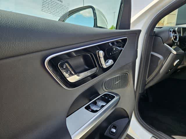 Used 2025 Mercedes-Benz GLC 300 4MATIC image 16