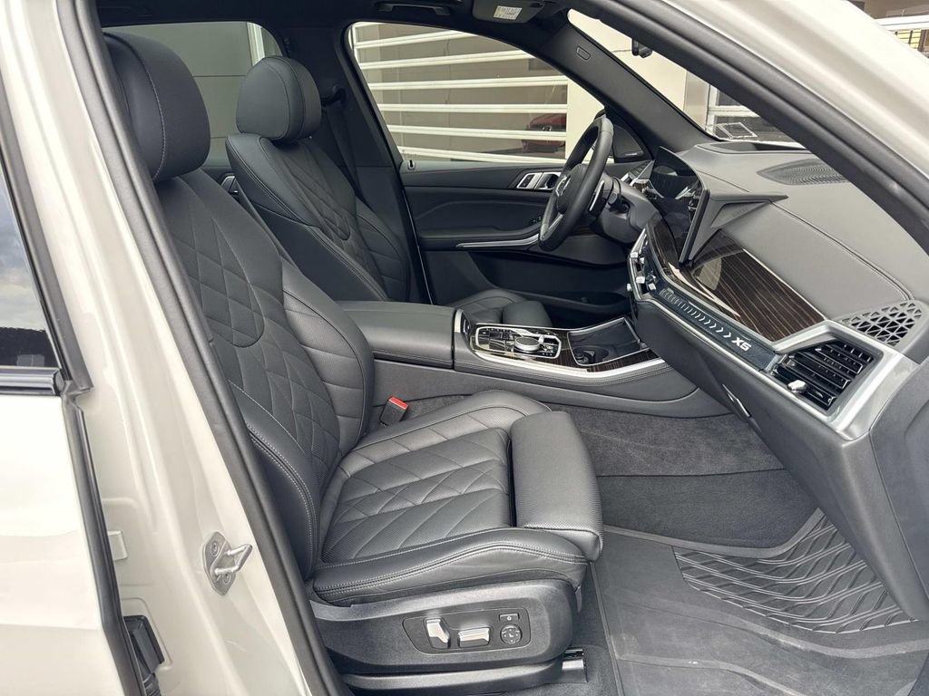 Used 2024 BMW X5 xDrive40i w/ M Sport Package AWD/4WD image 9