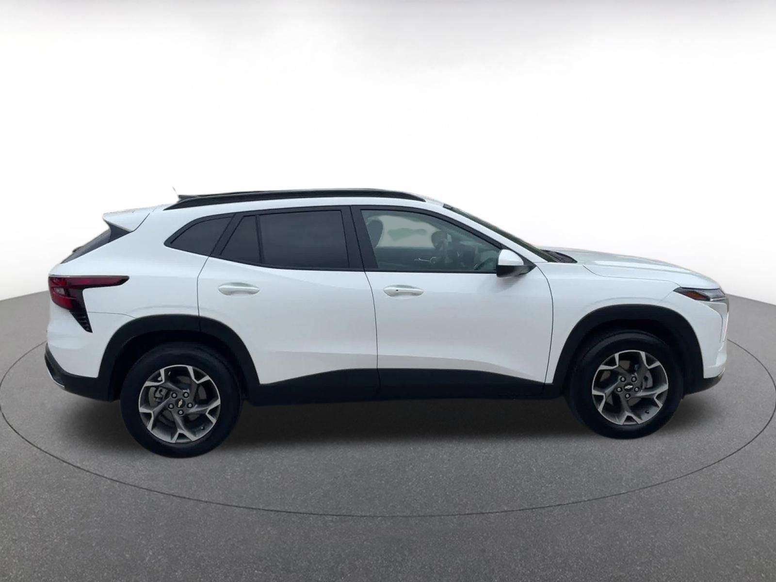 Used 2025 Chevrolet Trax LT w/ LT Convenience Package FWD image 16
