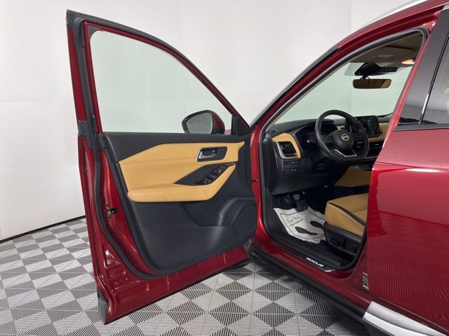 Used 2023 Nissan Rogue Platinum w/ Platinum Premium Package image 16