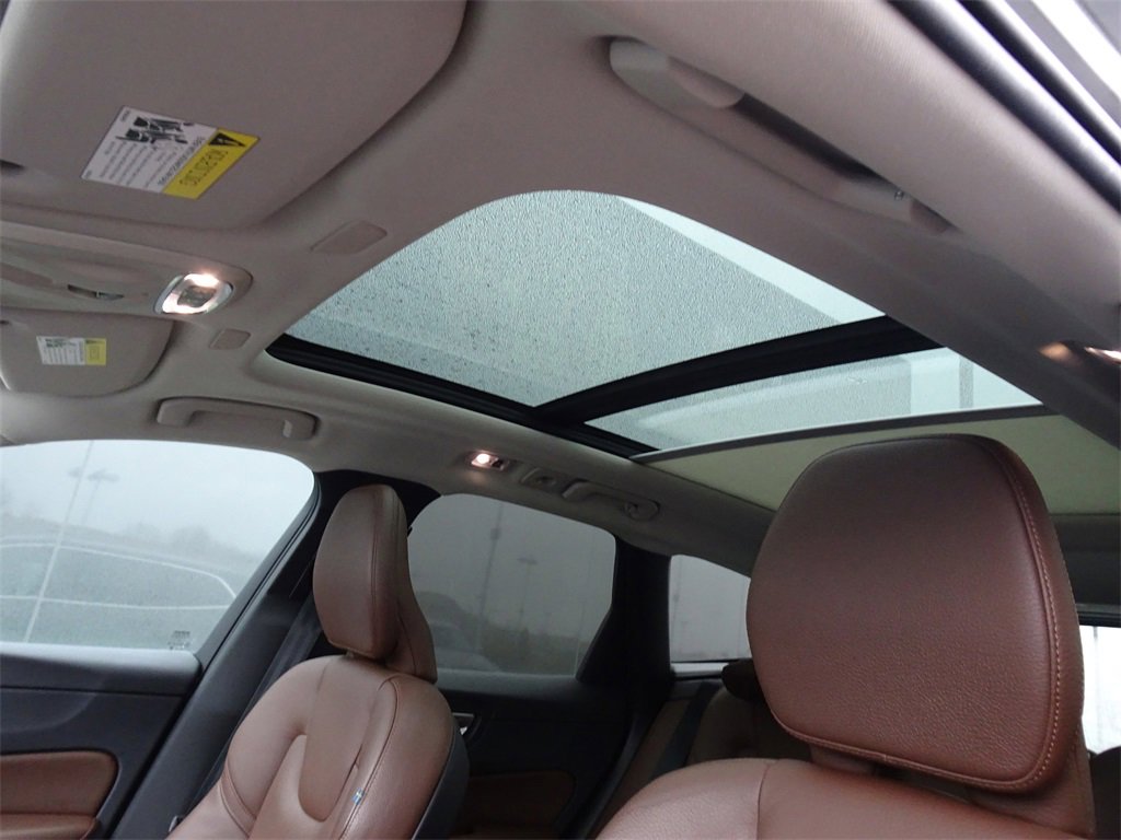 Used 2019 Volvo XC60 T5 Momentum w/ Multimedia Package image 11