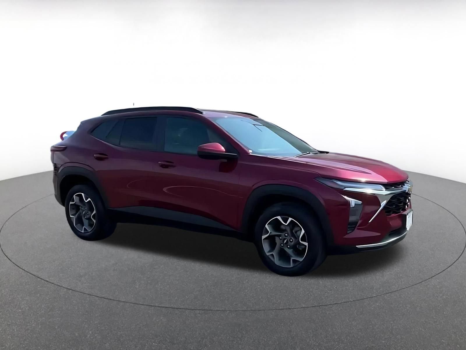 Used 2025 Chevrolet Trax LT FWD image 2