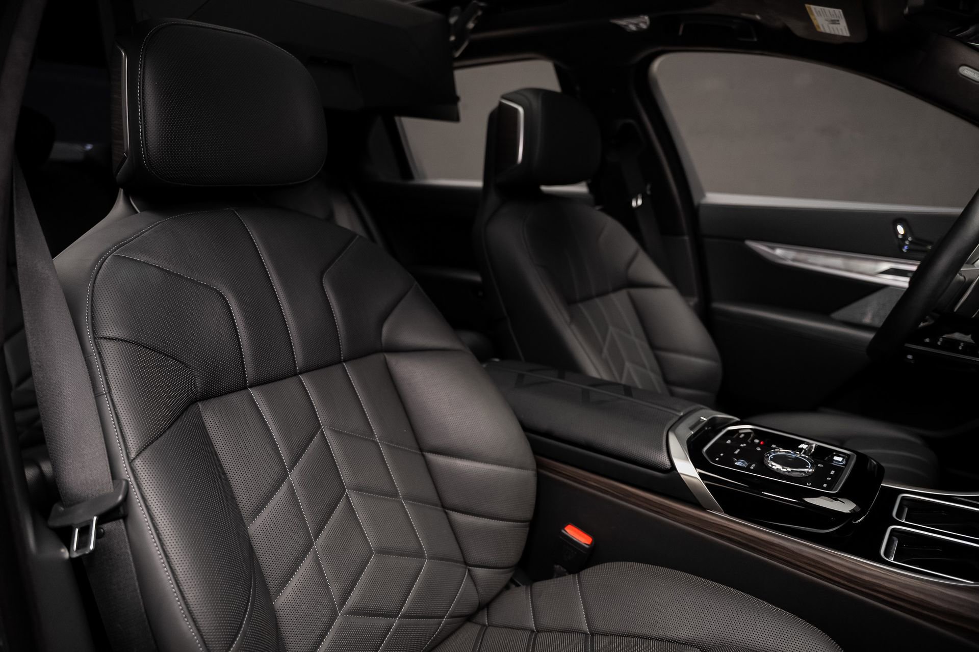 Used 2023 BMW 760i xDrive w/ Executive Package image 64