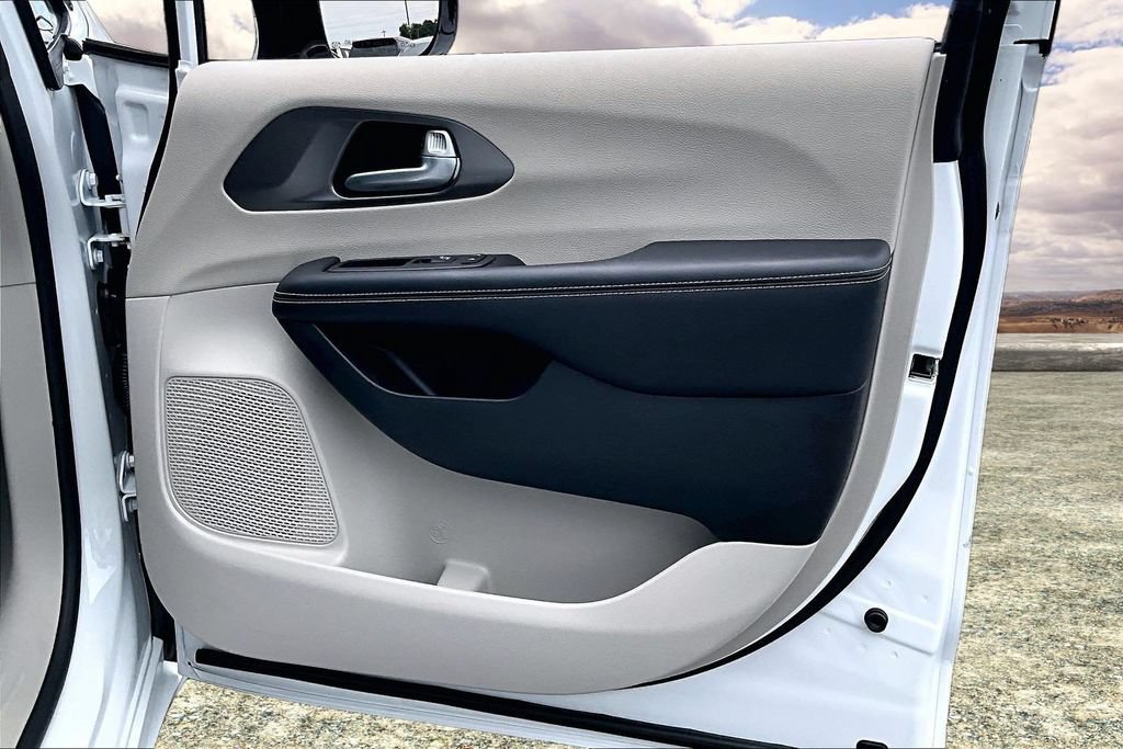 Used 2024 Chrysler Pacifica Touring-L FWD image 29