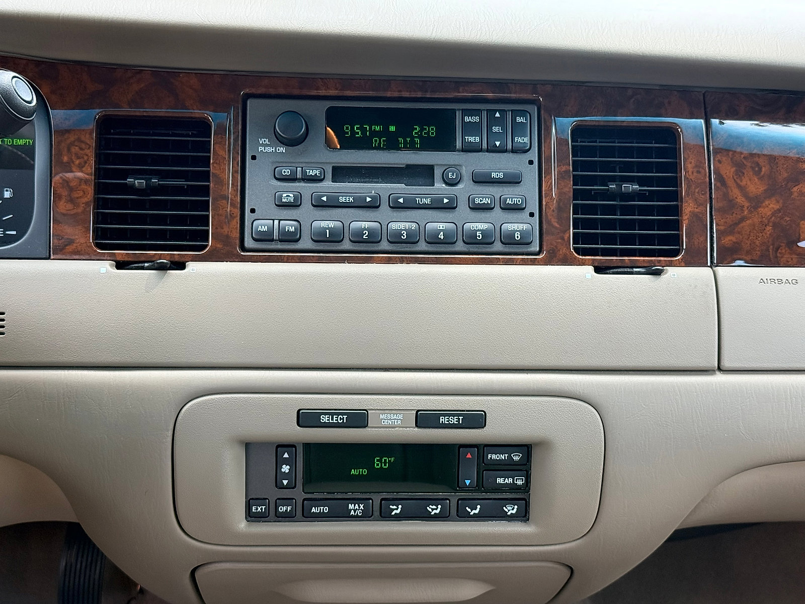 Used 2002 Lincoln Town Car Executive RWD image 21