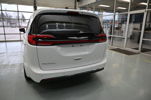 Used 2025 Chrysler Pacifica Select image 6