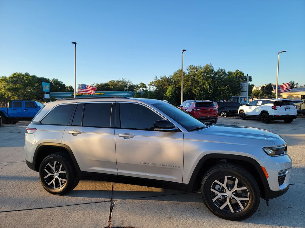 Used 2025 Jeep Grand Cherokee Limited w/ Luxury Tech Group II RWD image 7