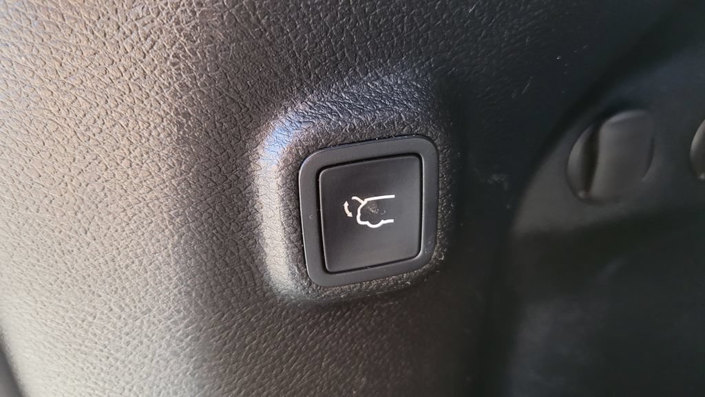Used 2019 Jeep Cherokee Limited FWD image 14