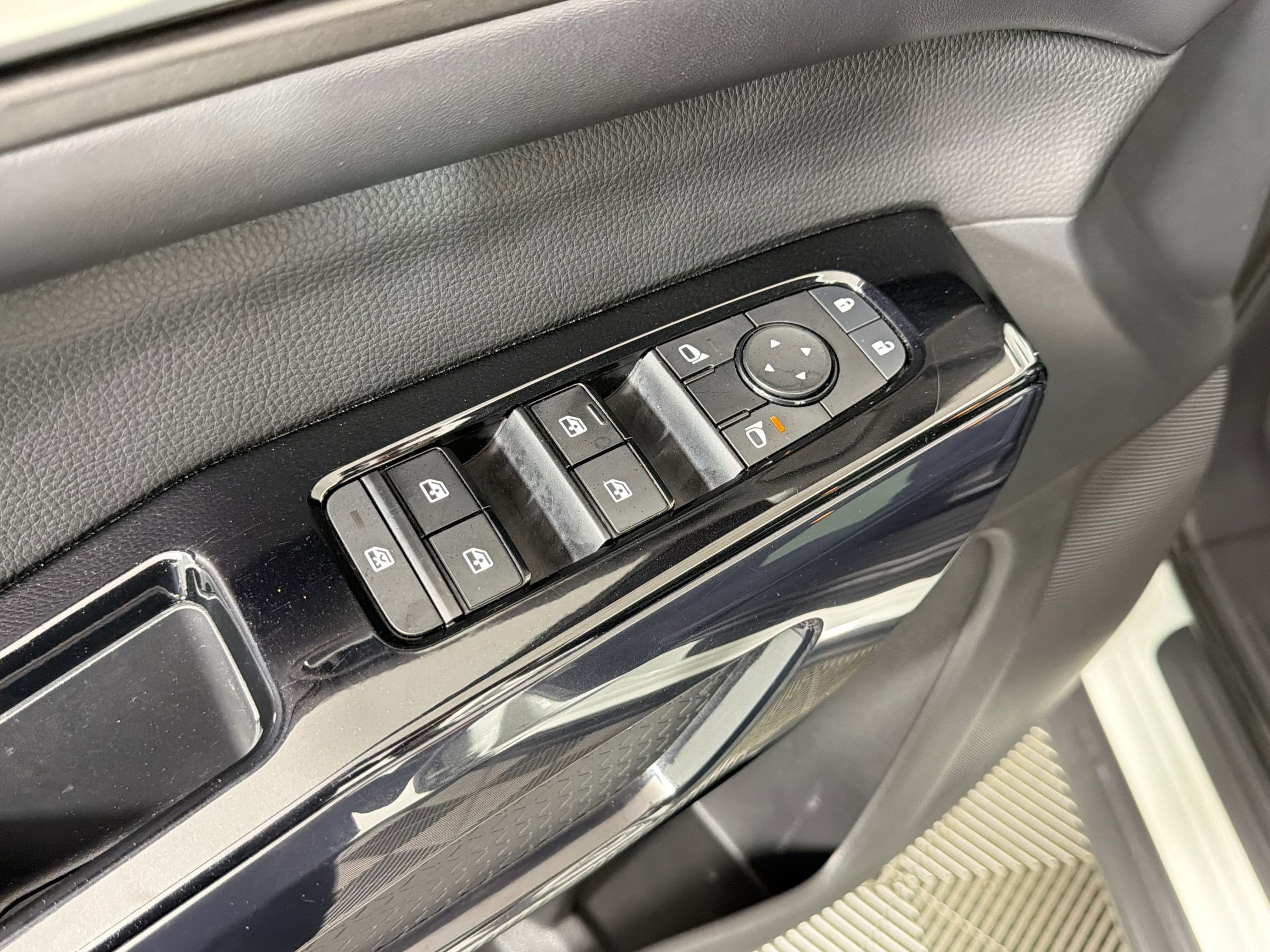 Used 2022 Nissan Pathfinder SV image 12