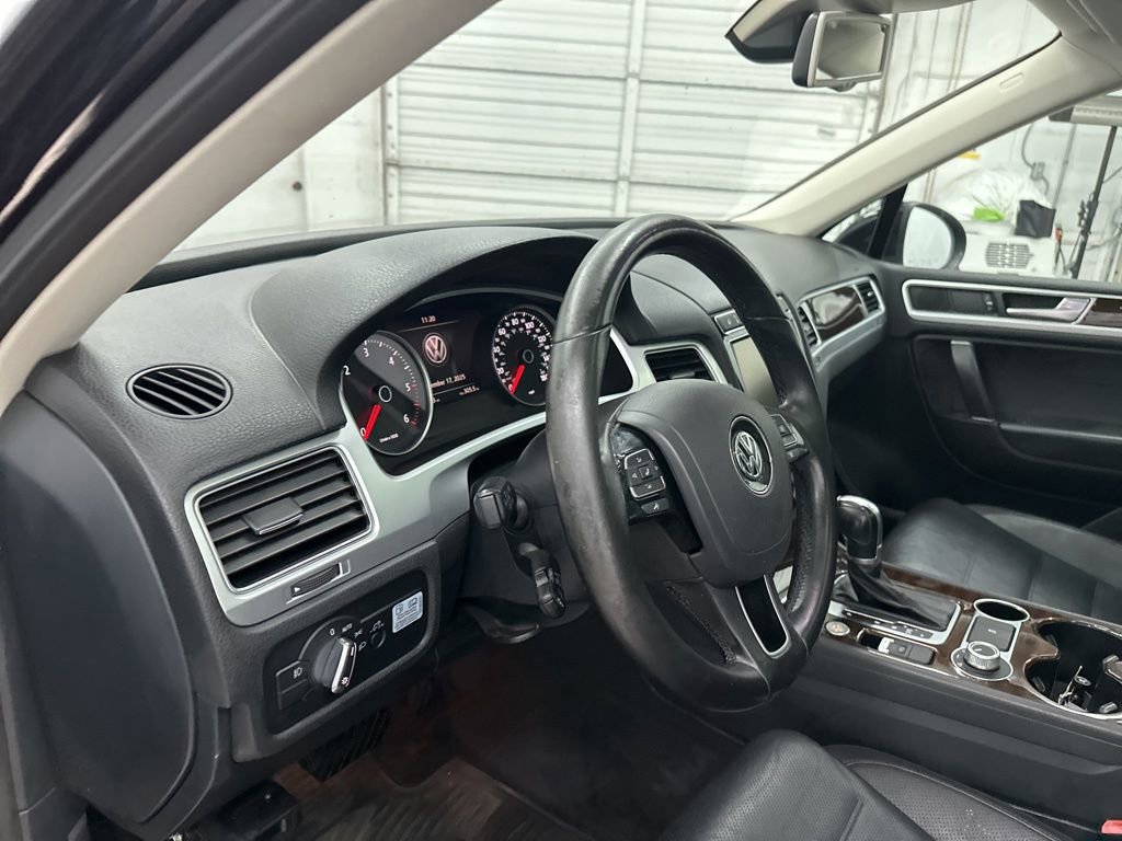 Used 2016 Volkswagen Touareg TDI image 9