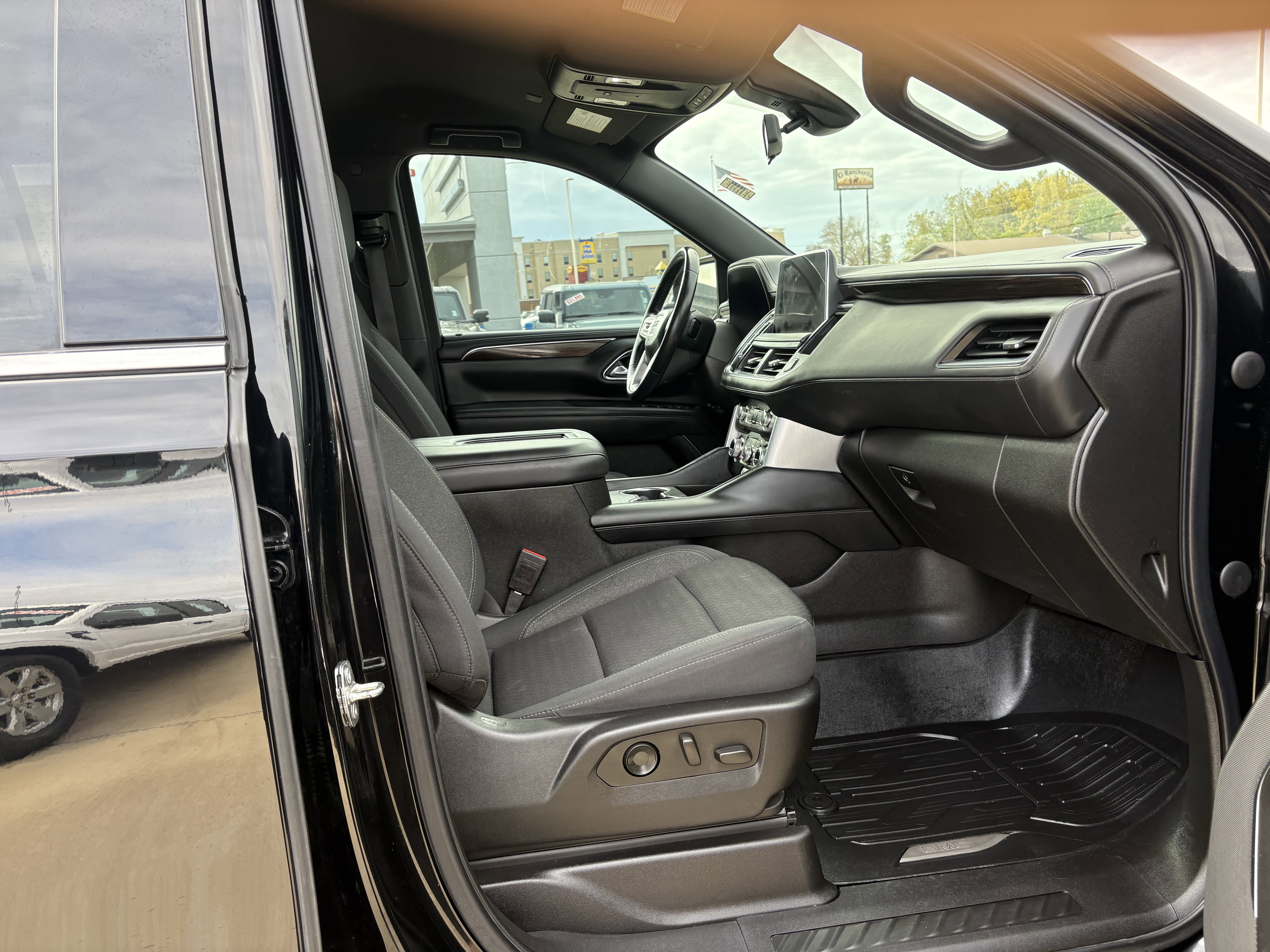 Used 2021 GMC Yukon XL SLE image 10