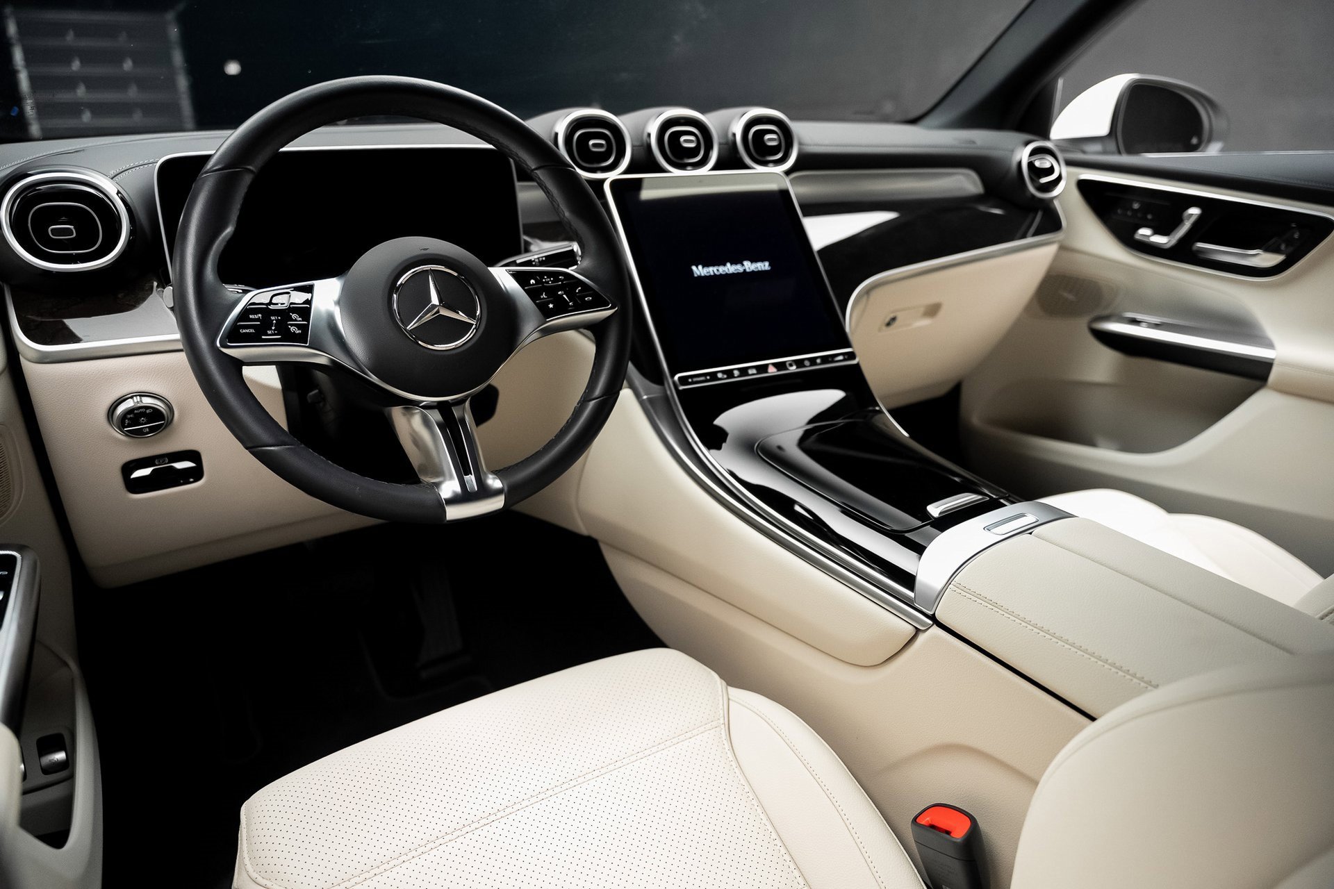 Used 2025 Mercedes-Benz GLC 350e 4MATIC image 2