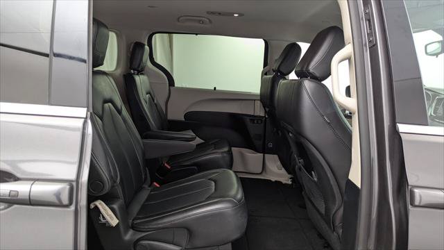 Used 2023 Chrysler Pacifica Touring-L FWD image 19