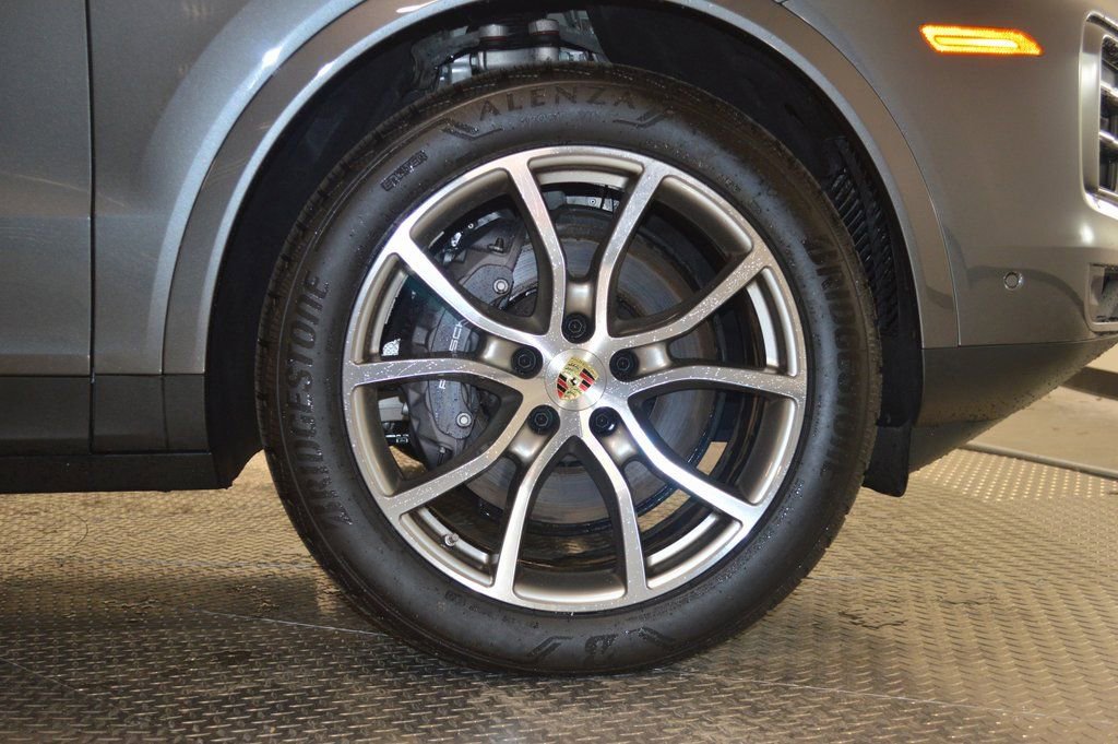 Certified 2024 Porsche Cayenne Coupe image 3