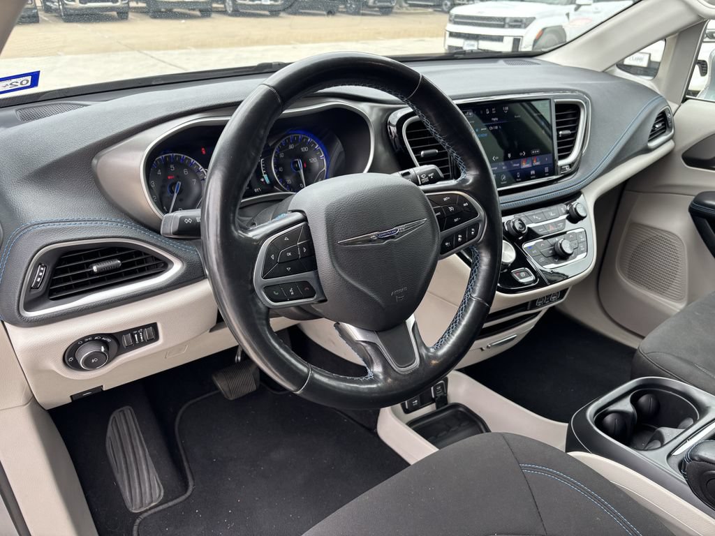 Used 2021 Chrysler Pacifica Touring w/ Cold Weather Group FWD image 8