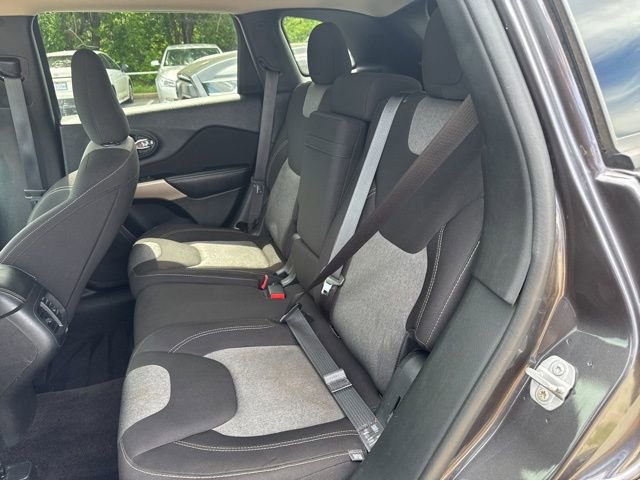 Used 2017 Jeep Cherokee Sport image 13