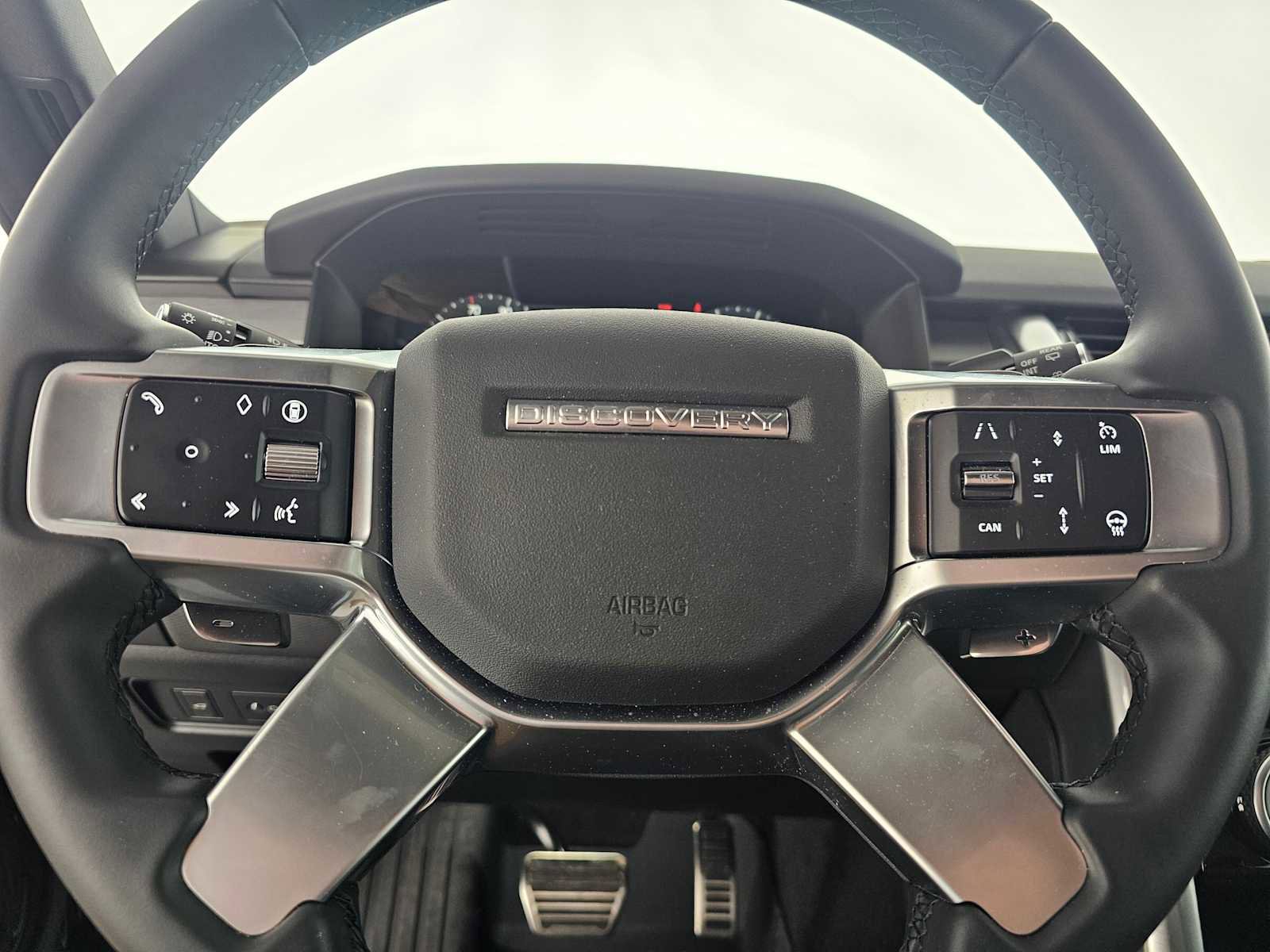 Used 2025 Land Rover Discovery Dynamic SE image 24
