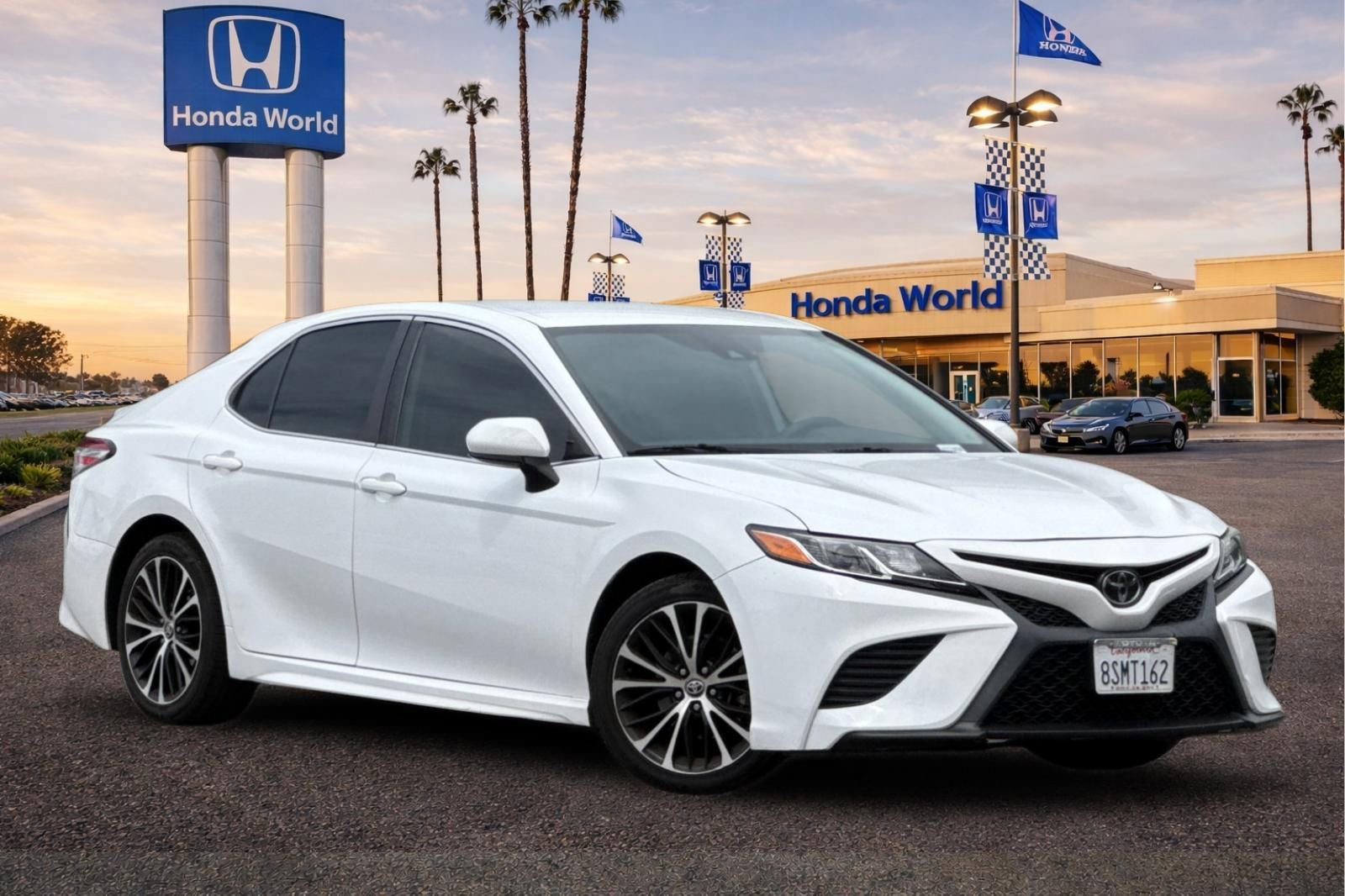 Used 2020 Toyota Camry SE w/ Carpet Mat Package FWD image 2
