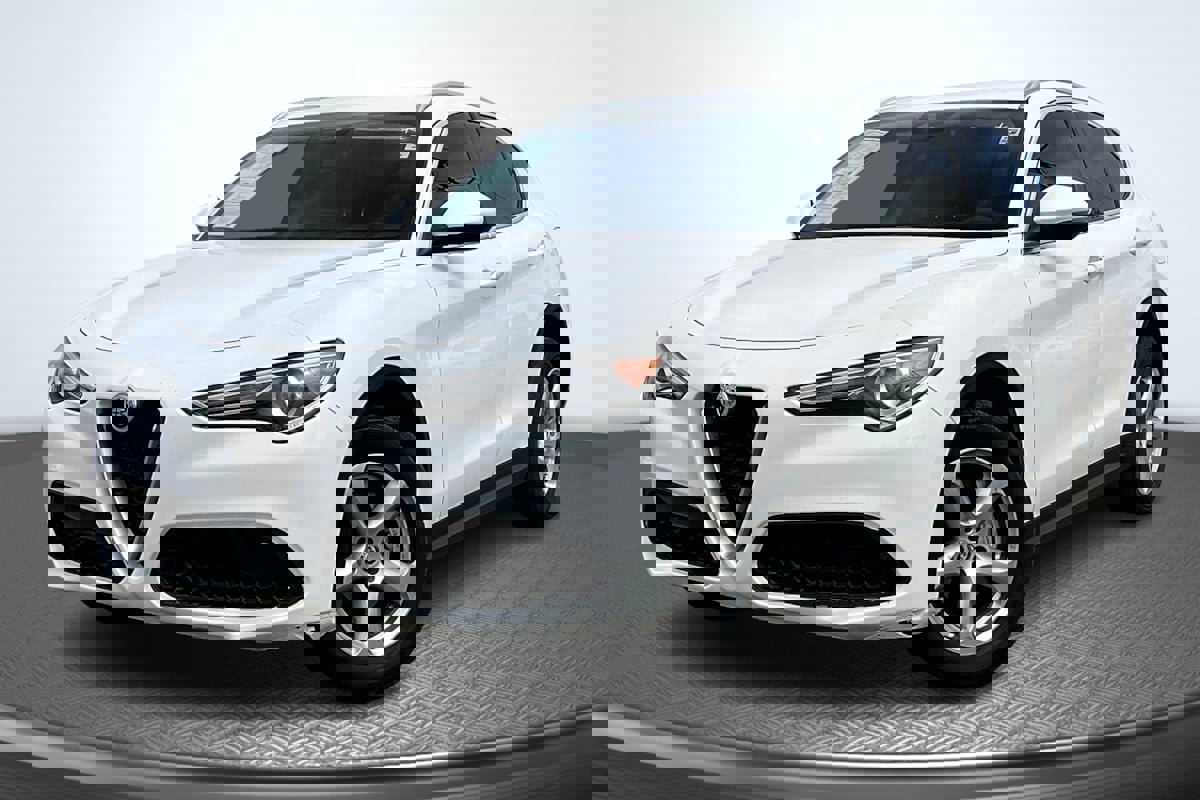 Used 2018 Alfa Romeo Stelvio AWD image 12