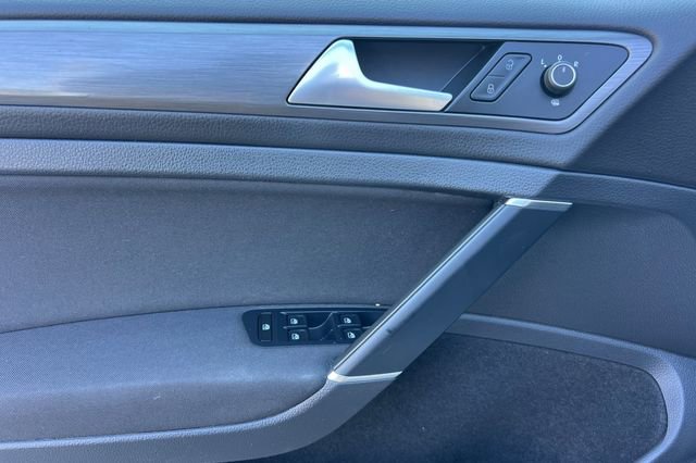 Used 2019 Volkswagen e-Golf SE image 11