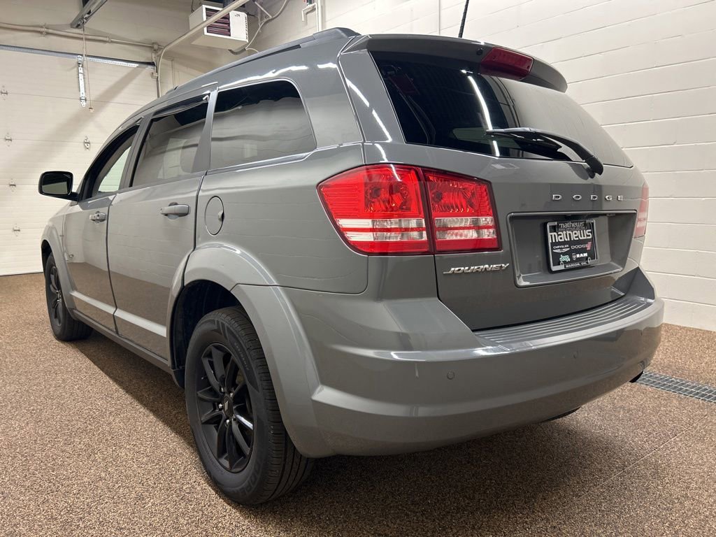 Used 2020 Dodge Journey SE w/ Blacktop Package FWD image 4
