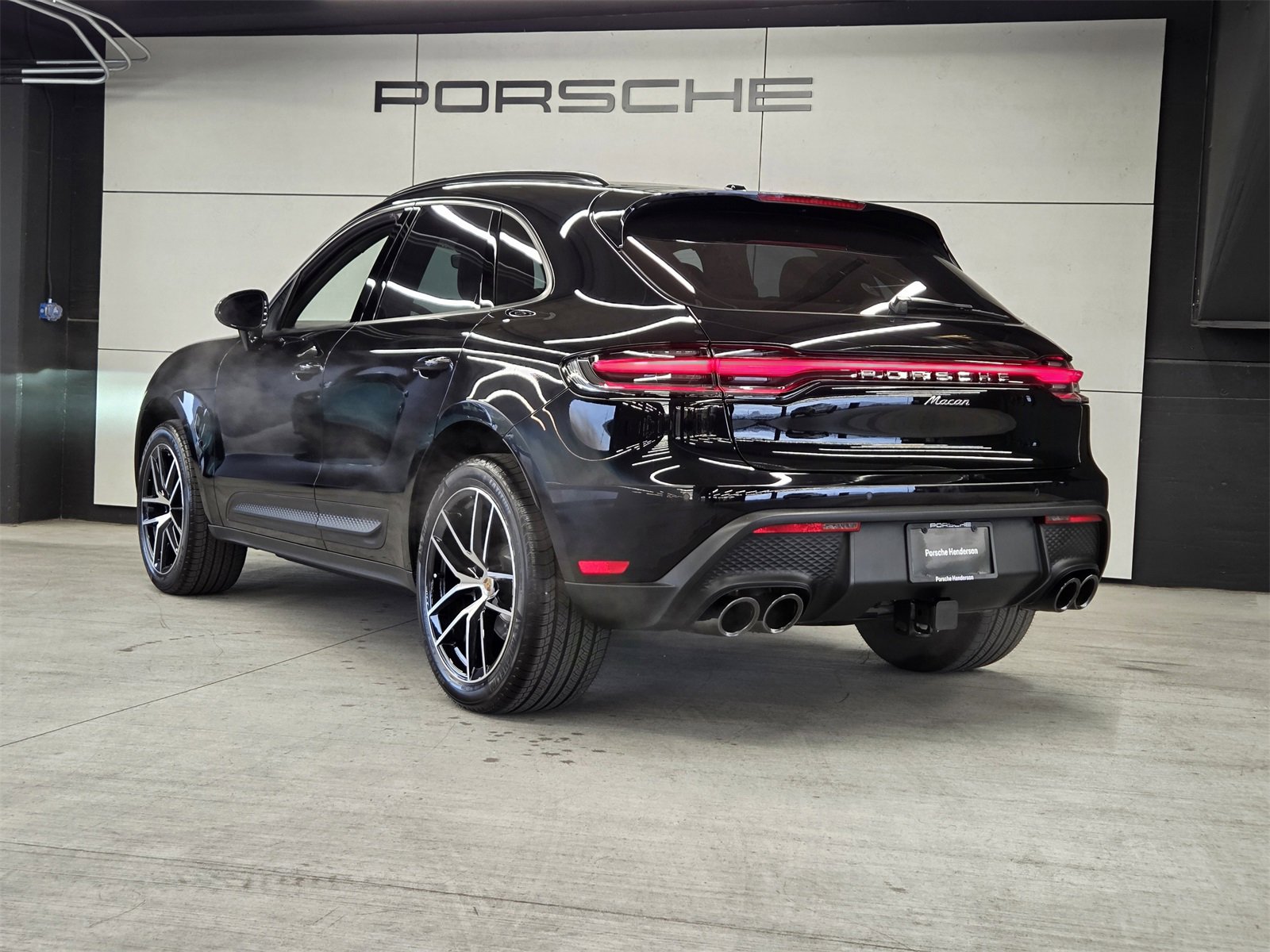 Certified 2025 Porsche Macan image 3