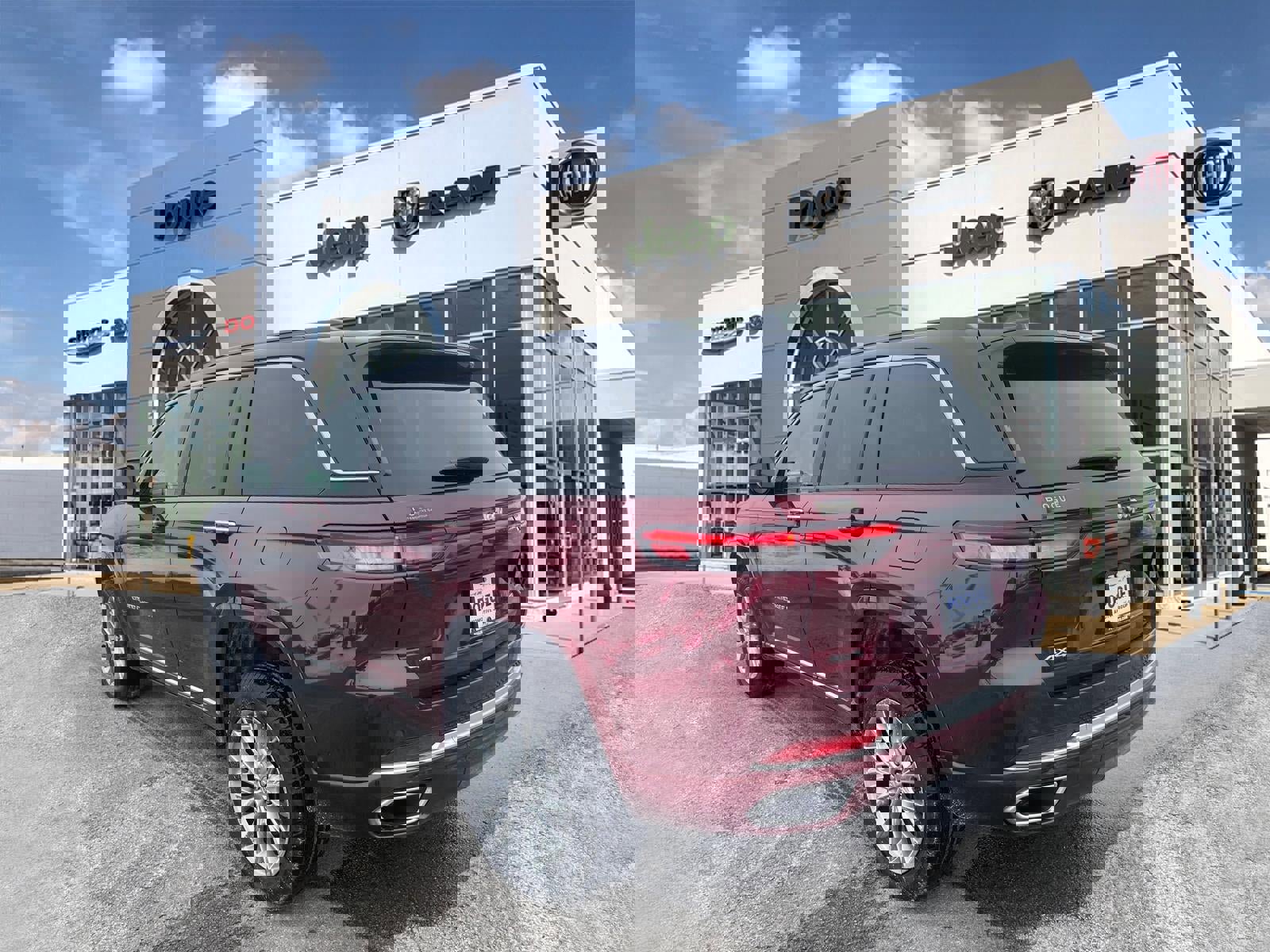 Used 2025 Jeep Grand Cherokee Summit image 3