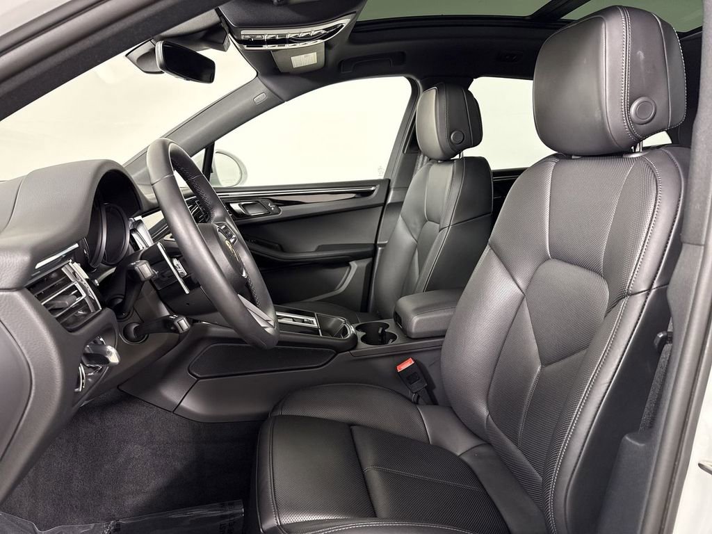 Certified 2025 Porsche Macan image 5