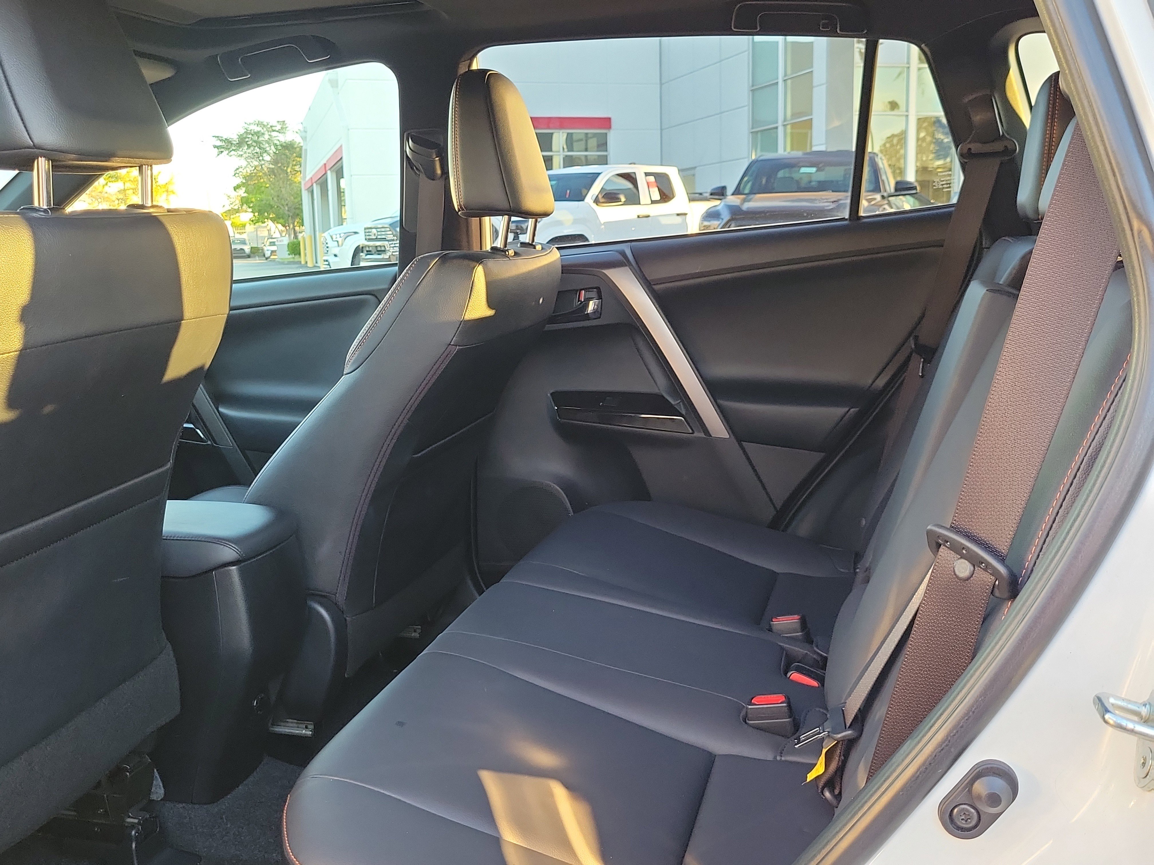 Used 2018 Toyota RAV4 SE image 10