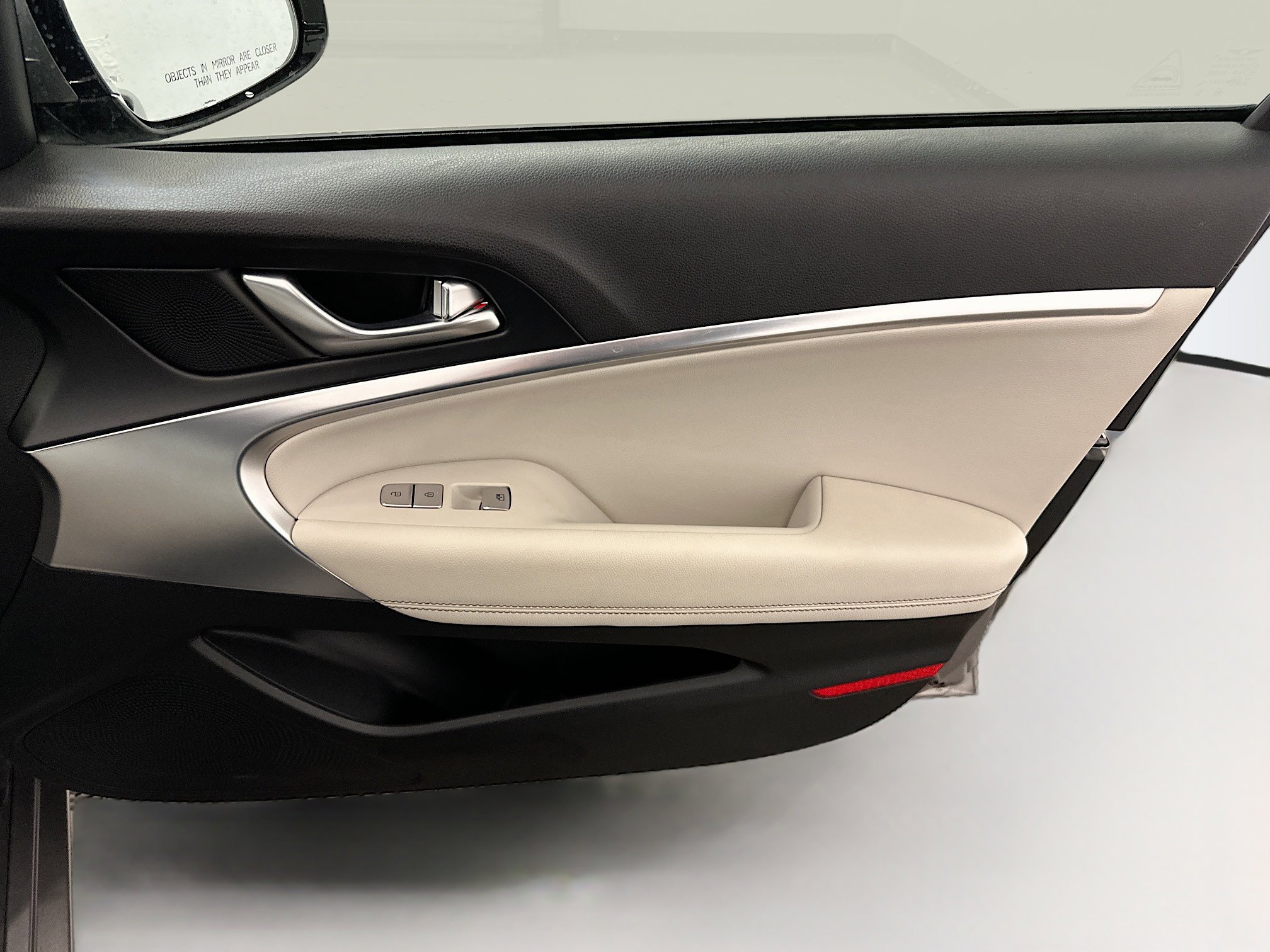 Used 2025 Genesis G70 2.5T image 33