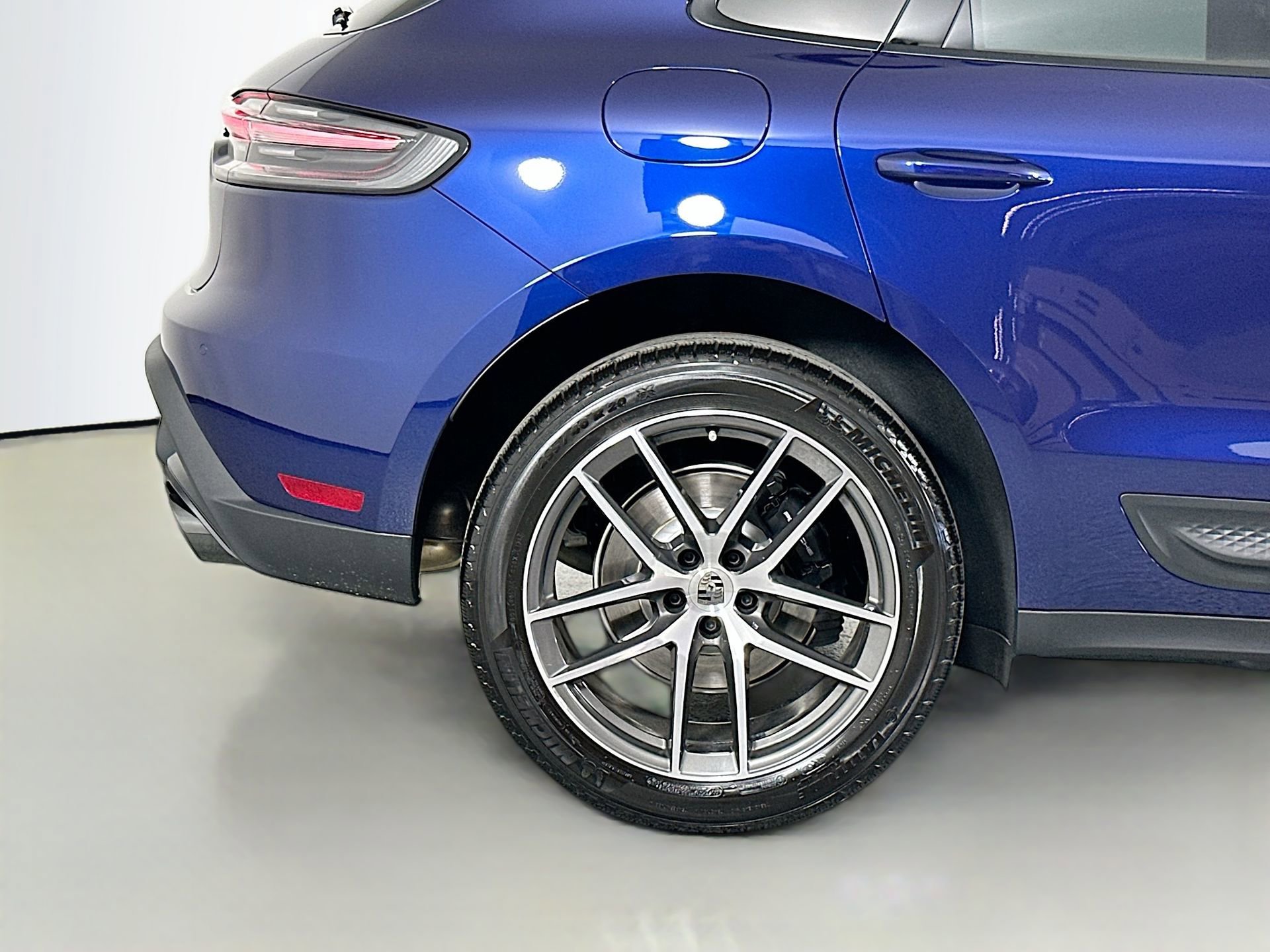 Certified 2025 Porsche Macan image 13